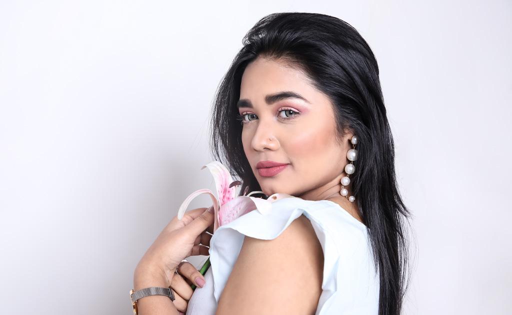 গ্লোয়িং ও ন্যাচারাল মেকআপ লুক নিজেই ক্রিয়েট করুন মাত্র ৫টি ধাপে!