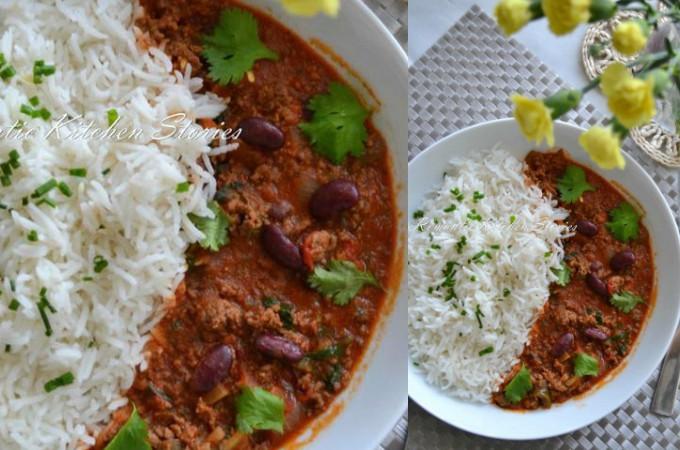চিলি কন কার্নে সার্ভড উইথ প্লেইন রাইস!