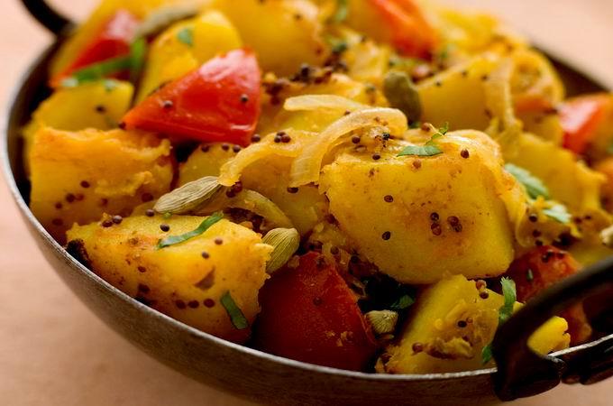 বম্বে আলু | গরম গরম ধোঁয়া ওঠা মজাদার একটি খাবার!