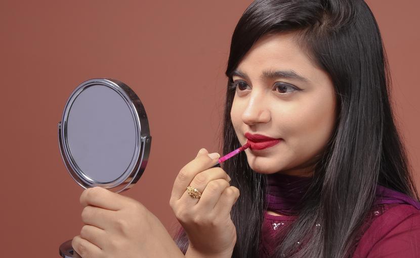 ম্যাট লিপস্টিক অ্যাপ্লাইয়ের পর ঠোঁট ড্রাই হয়ে যাচ্ছে?