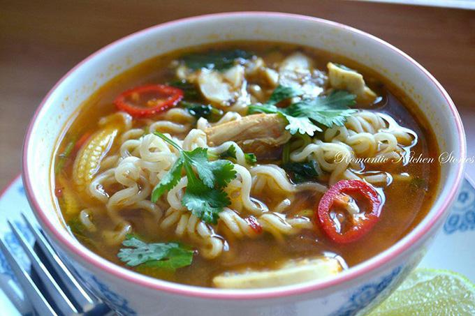 ক্লিয়ার টম ইয়াম সুপ উইথ নুডুলস