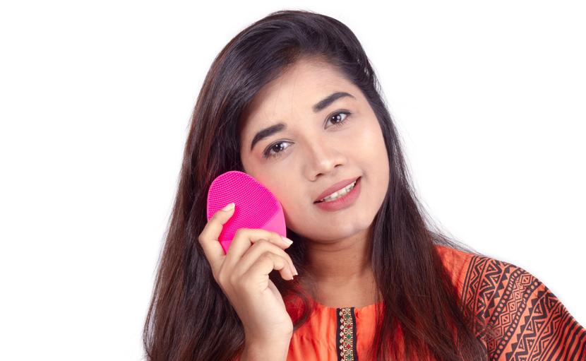 সিলিকন পোর্টেবল ইলেকট্রিক ফেসিয়াল ক্লিনজার কিভাবে কাজ করে?