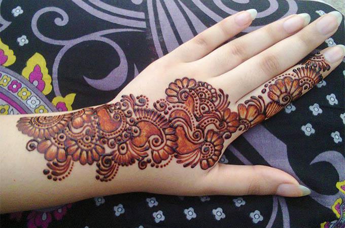 কীভাবে পাবেন গাঢ় আর দীর্ঘস্থায়ী মেহেদির রঙ