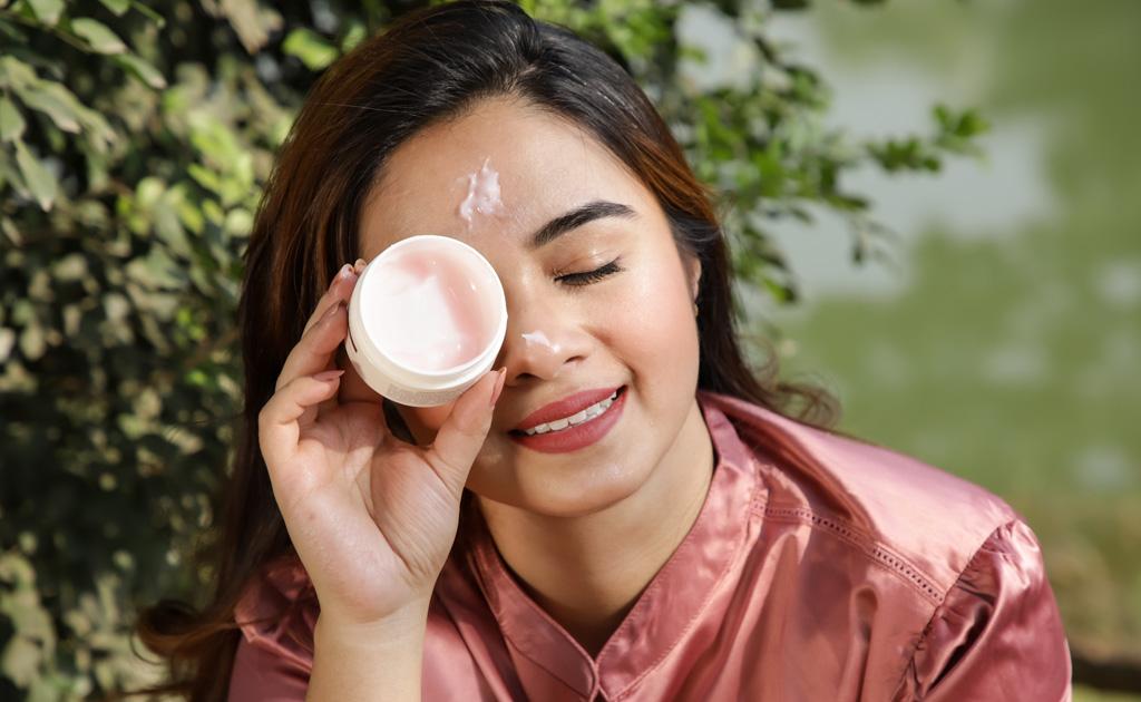 ডে অ্যান্ড নাইট স্কিনকেয়ার রুটিনে ভিন্ন ভিন্ন ক্রিম কেন ইউজ করবেন?